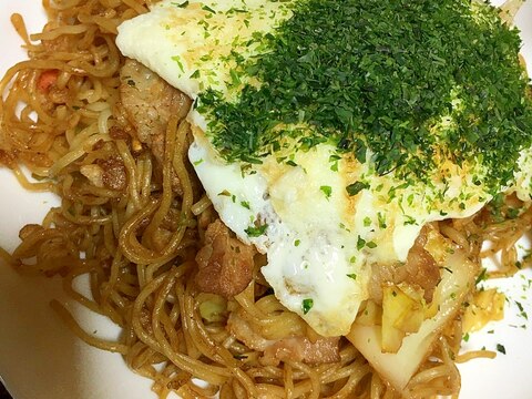 焼きそばに目玉焼き乗せ